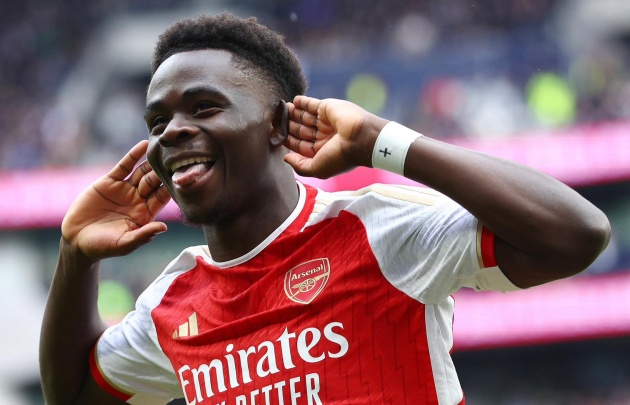 Bukayo Saka quá bùng nổ