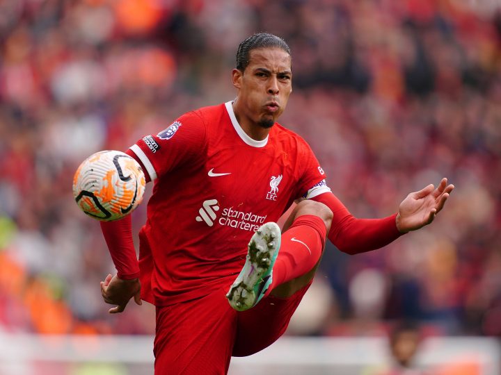 Van Dijk chưa quyết định tương lai ở Liverpool