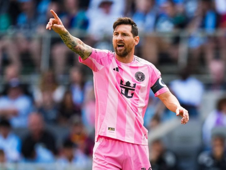 Phút giận dữ của Messi gây bão mạng xã hội
